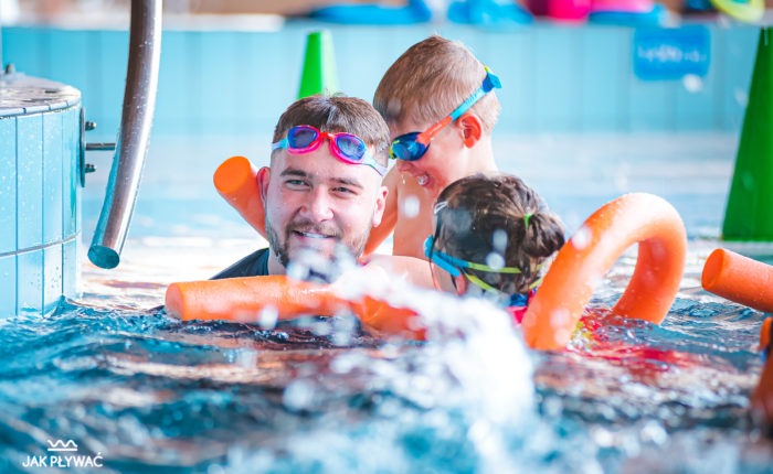 Fundamentalne aspekty nauki pływania dzieci w Szkole Pływania Jak Pływać