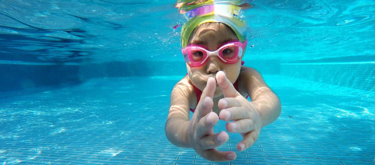 START SEZONU – Jak przygotować dziecko na pierwsze zajęcia z nauki pływania? Praktyczne wskazówki dla rodziców