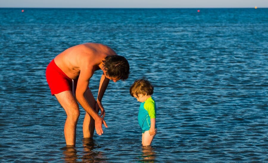 Dlaczego dziecko umie pływać na zajęciach, a boi się w jeziorze lub morzu